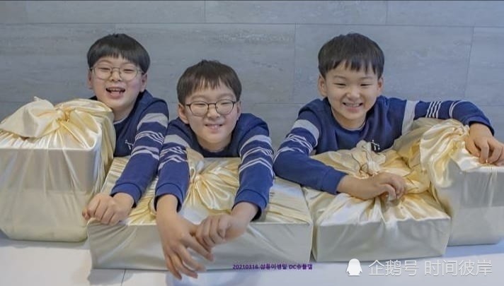宋家三胞胎9岁生日合照_腾讯新闻