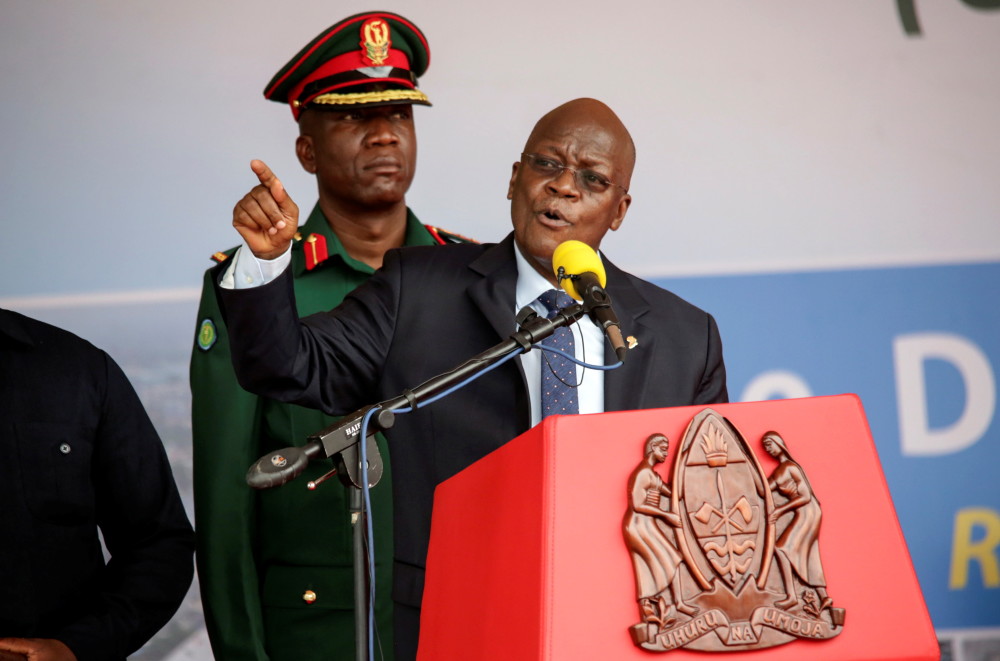 3月18日,人们在坦桑尼亚达累斯萨拉姆观看副总统哈桑发表讲话的电视