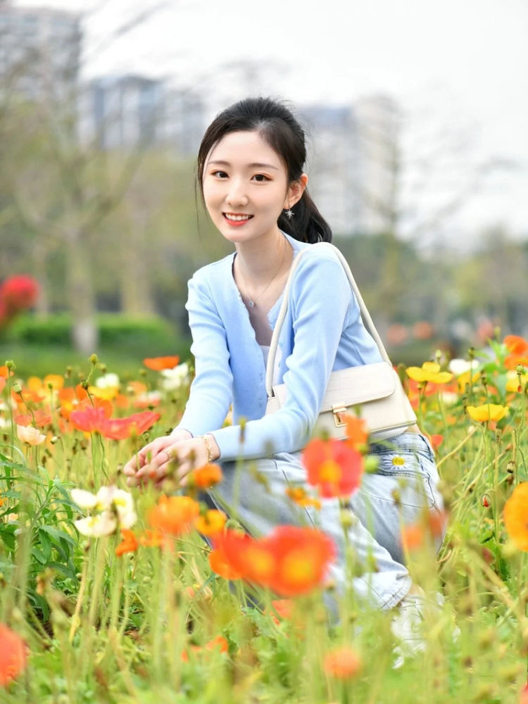 清纯可爱又爱笑的小姐姐,针织衫搭配牛仔裤,尽显少女气息十足