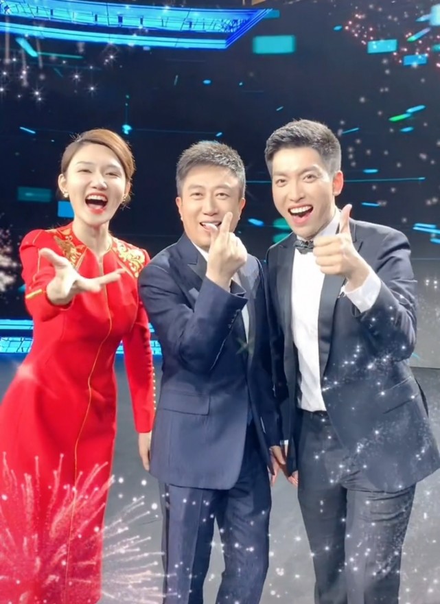 央视主持龙洋春晚后再挑大梁!搭档陈伟鸿频出错,被指难接棒董卿