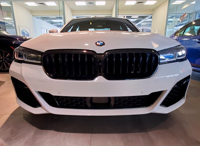 68万的高价进口宝马全车纯进口6缸引擎11色氛围灯要啥有啥