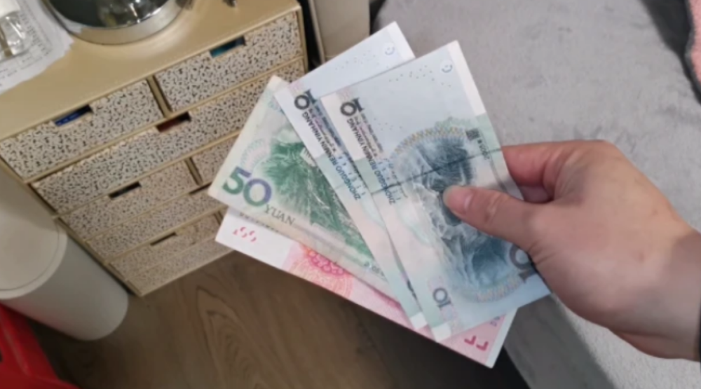 第一个地方就是抽屉了,我们把抽屉拉出来.