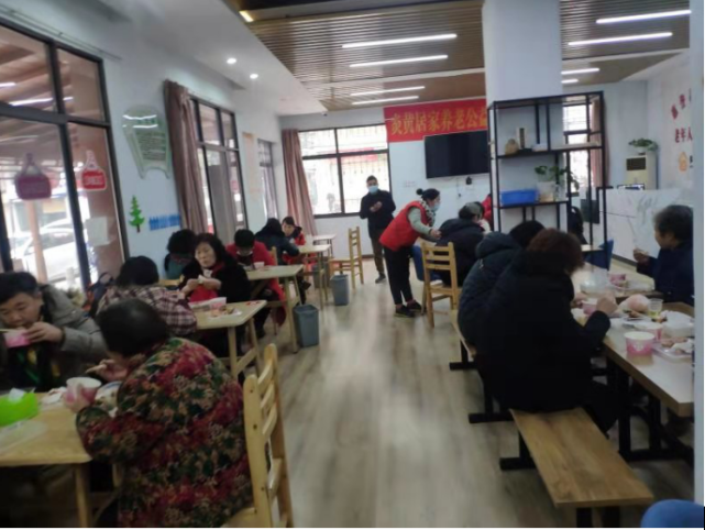 160多位高龄老年人免费在社区老年食堂就餐 花园社区 卢绍玲 惠誉 老人 食堂
