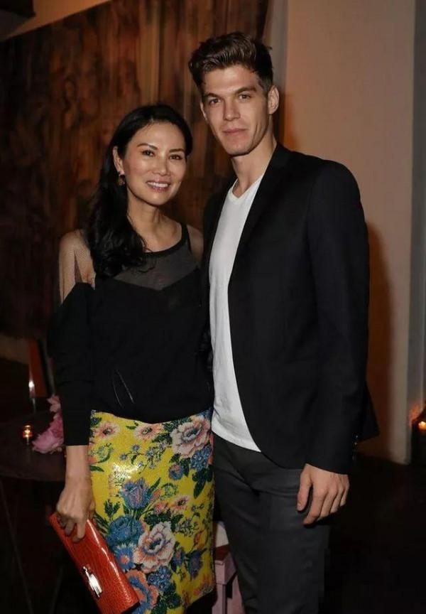 52岁邓文迪越活越年轻,穿抹胸短裙与小鲜肉约会,当众亲吻太甜腻_腾讯