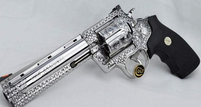 威力巨大的蟒蛇左轮手枪近距离可以击倒一只猛兽