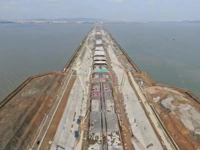 年内,这条全长10.79公里的隧道