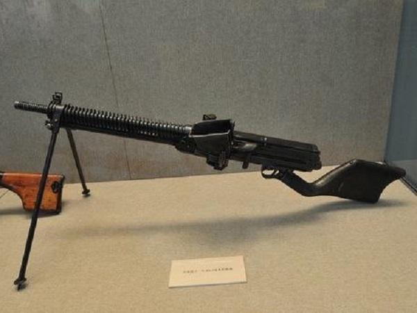 日军却还在参考着法国人的m1909来设计自己的轻机枪,而这款新机枪就是