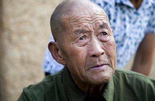 吴成德和战友的子弹打光后,被迫辗转当地与敌人苦战,坚持了14个月后