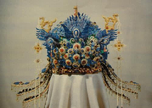 凤冠是古代皇帝后妃的冠饰,并不是天天都需要戴的,只有受册,朝会等