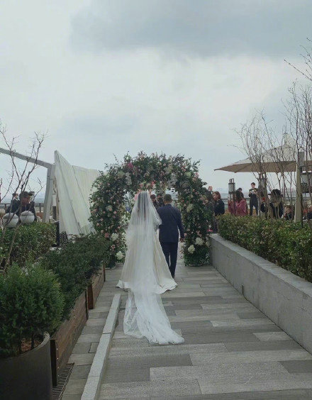 主持人朱珠北京低调办婚礼知情人称老公是圈外人