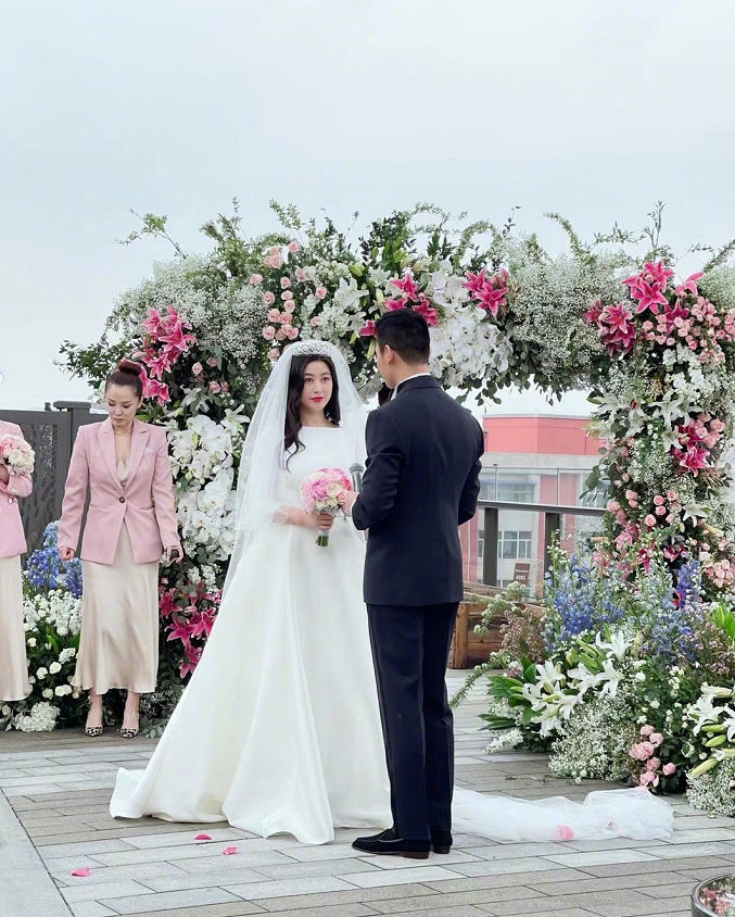 赵姬朱珠官宣结婚婚礼现场曝光显简陋情史丰富曾与富豪传绯闻
