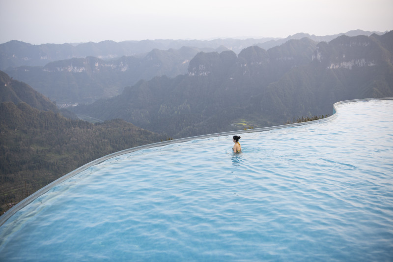 天外来仙～来矮寨天桥仙居无边泳池,偶遇湘西小姐姐!_腾讯新闻