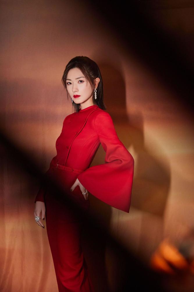 万茜春日阳光下美出天际衬衣风连衣裙配水晶凉拖仙气十足