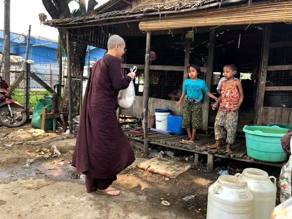 仰光一位师太向莱达雅镇250户贫困家庭捐赠食物