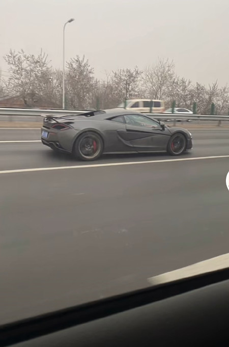 郭德纲教子有方德云社少班主郭麒麟自己购买4百万豪车出街玩耍