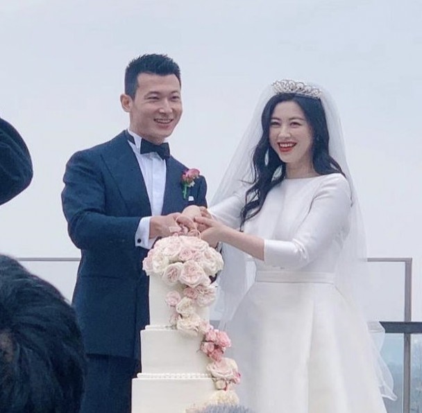 女明星朱珠结婚!老公是圈外人!婚礼因疫情很低调!_腾讯新闻