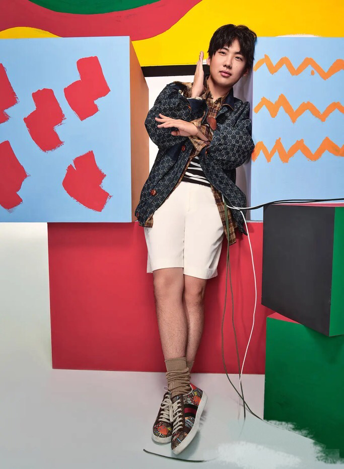 25岁郭麒麟写真曝光浓密腿毛比人还抢镜爆红后全靠他养德云社