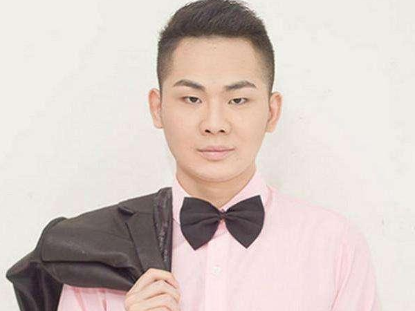 职业选手,他在直播刚刚兴起的时候,由于下饭的操作,也得到了5大混子的