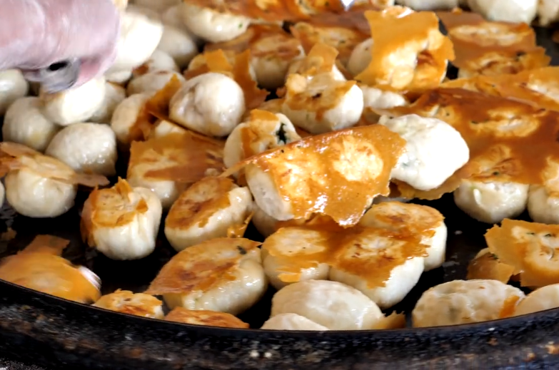 山东5毛钱一个的水煎包,客人开车2小时天天来吃,出锅就抢光