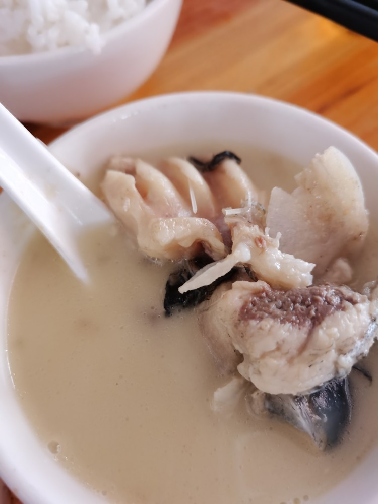 湛江特色美食正宗廉江河唇魚頭湯