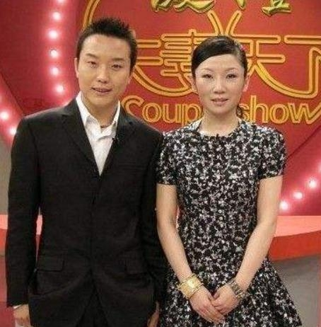 不过现今李玉刚正式公开了他妻子的身份,据悉他的妻子是乌克兰政要的