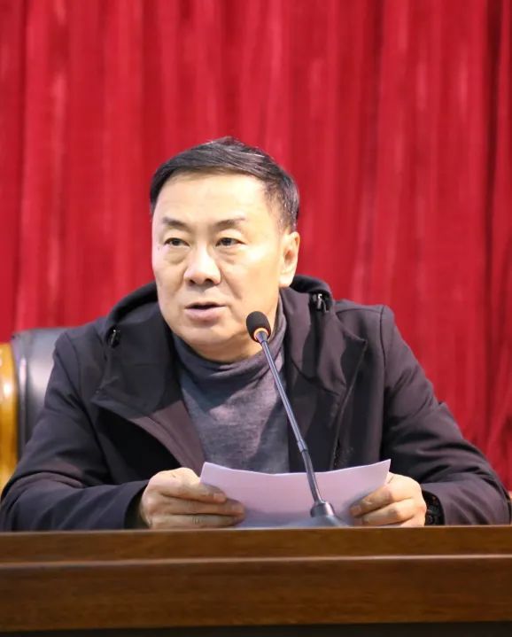 会议结束后党组副书记,副检察长黄学斌,第三检察部主任邱泻菲,青年