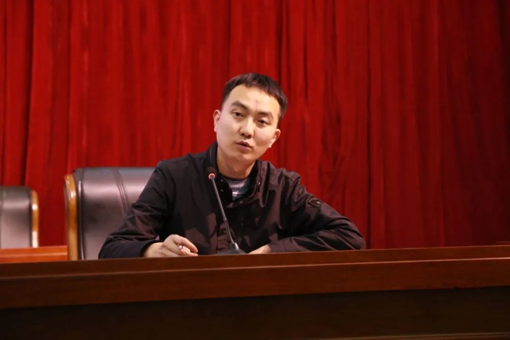 会议结束后党组副书记,副检察长黄学斌,第三检察部主任邱泻菲,青年