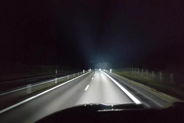 夜间高速行驶老司机总结四个要点现在知道也不晚