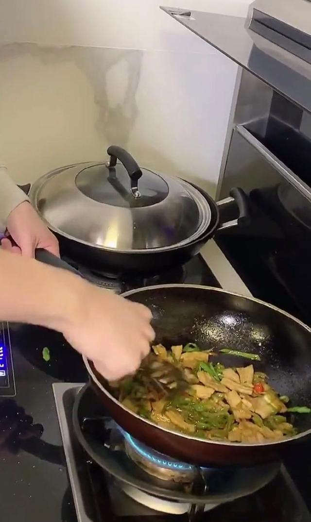 文能挥洒钢琴技巧,武能下厨做饭炒菜,李云迪的状态如此真实,没把自己