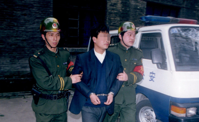 案情紧急,派出所所长,立刻带来其他5名公安干警出动.