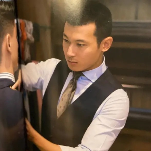 朱珠老公正脸照曝光叫王昀佳在北京经营男士定制西装店