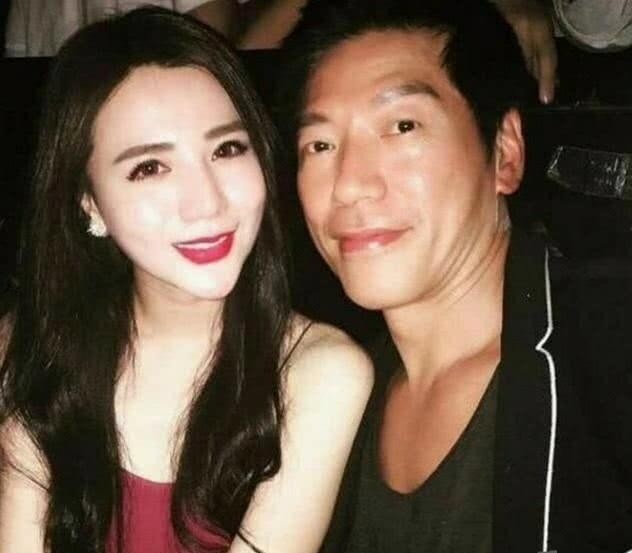 乌鸦哥张耀扬近照须发皆白发型时髦身材壮硕不输小伙