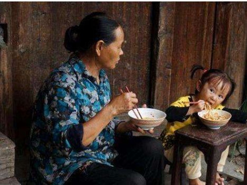 父母帮忙带娃用给工资吗重男轻女的老妈得和阿姨一个价