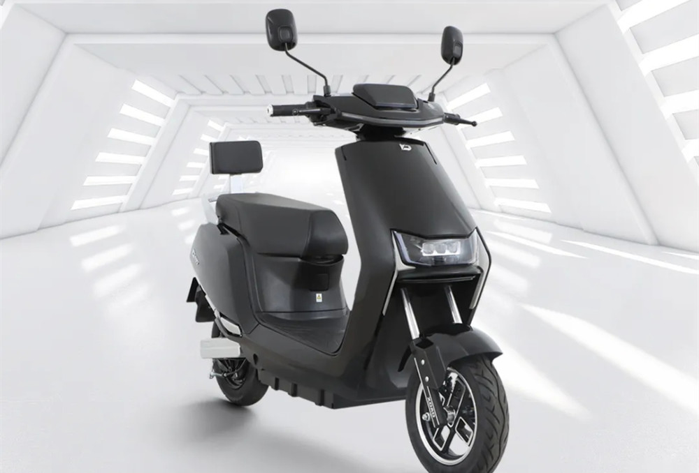 该车电池可选配60v20ah,72v20ah,72v32ah三种型号,而搭载1000w电摩