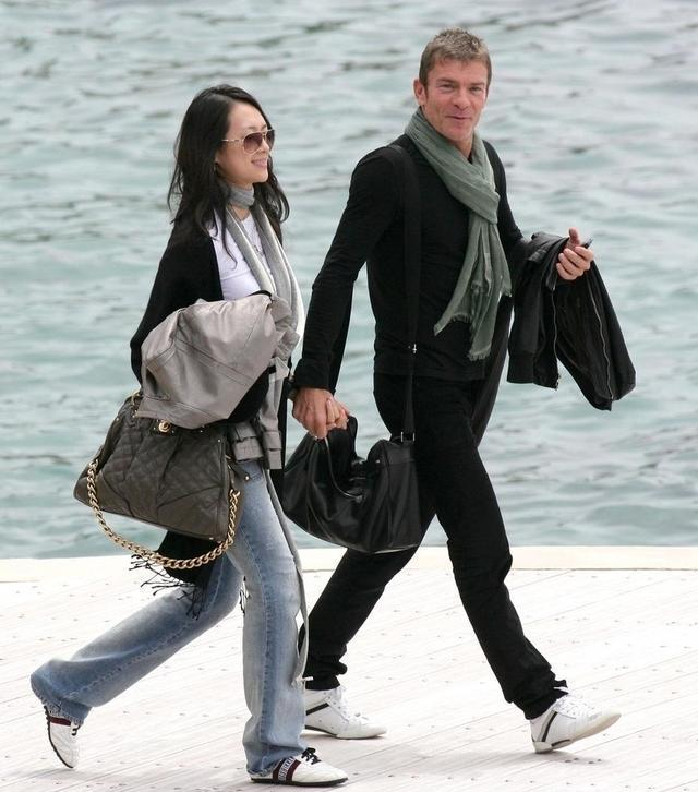 不过,当年章子怡最想嫁的男人,不是撒贝宁,而是男友外籍艾维·尼沃,因