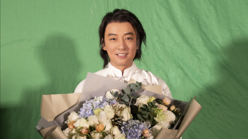 有网友发现,《司藤》剧中白金的扮演者正是此剧的导演李木戈,这个导演