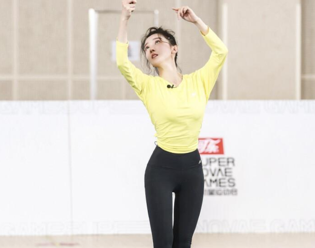 32岁陈小纭状态似少女体重90斤蝴蝶背小蛮腰让男粉着迷