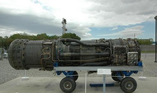 迄今为止也就只运用在了sr-71侦察机上,而"黑鸟"现已正式退役