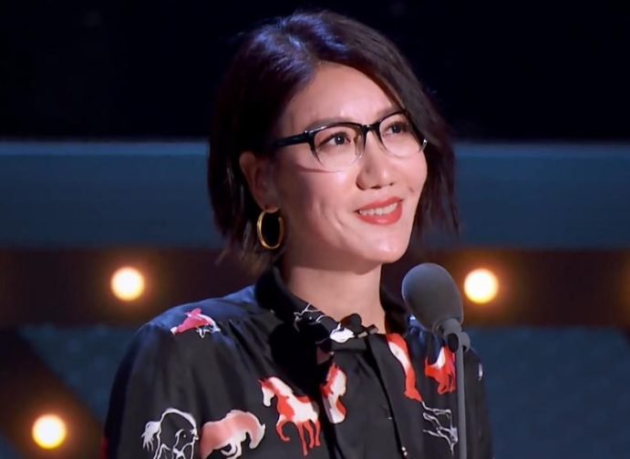 用最冷漠的表情说最犀利的话,易立竞凭啥火了?_腾讯新闻