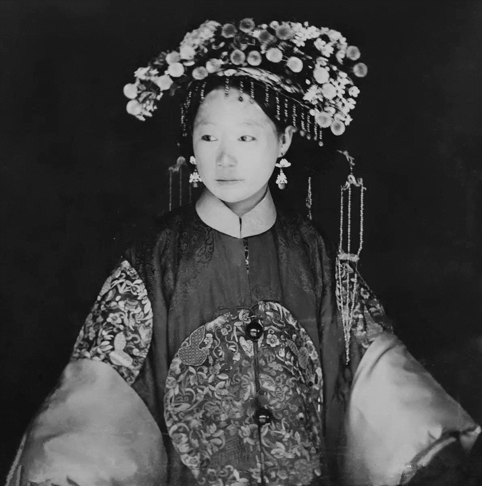 还原的老照片来看,李鸿章的两位夫人各有特点,周氏虽然美貌不及赵小莲