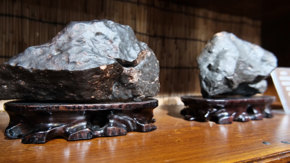 陨石|贵州陨石女猎人！穿越戈壁荒漠，找到600多颗“星星”