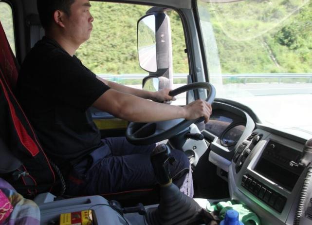 货车司机跑长途为啥带陌生女人也不愿带自己老婆答案令人心酸