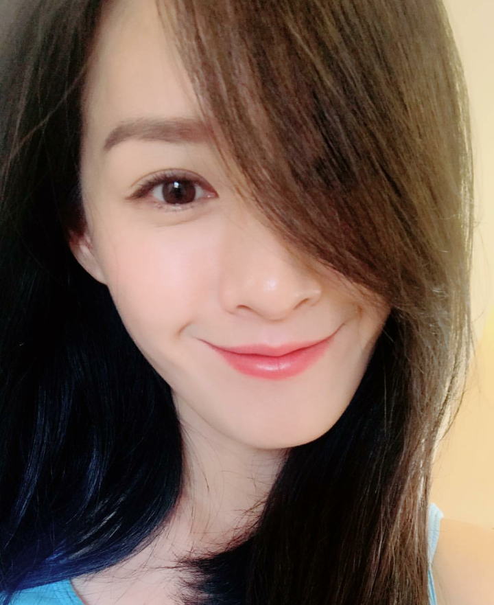 长得很精致,这个面部线条都很柔和曾恺玹的嘴巴长的很好看小小的嘴唇