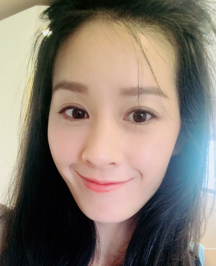 曾恺玹的嘴巴长的很好看小小的嘴唇,精致又小巧微笑起来的弧度也刚刚