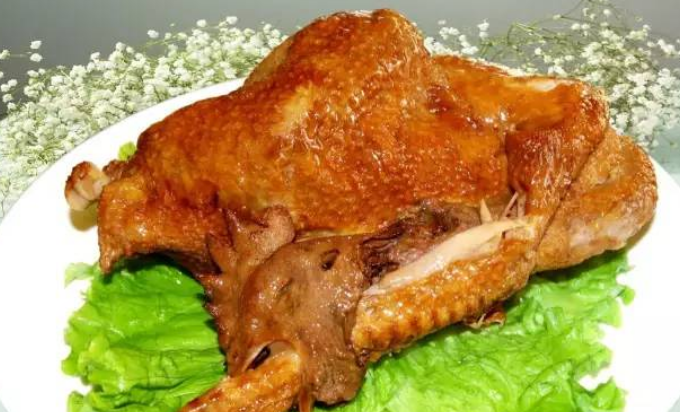 王发顺烧鸡是也是我们封丘地方特色名吃,老少皆宜,鸡肉咸淡适中,五香