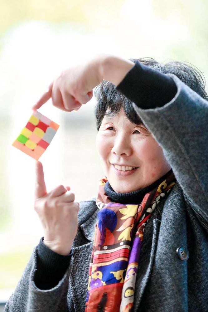 通过职业魔方b段考级的65岁魔方奶奶没想到今年的梦想年初就实现了