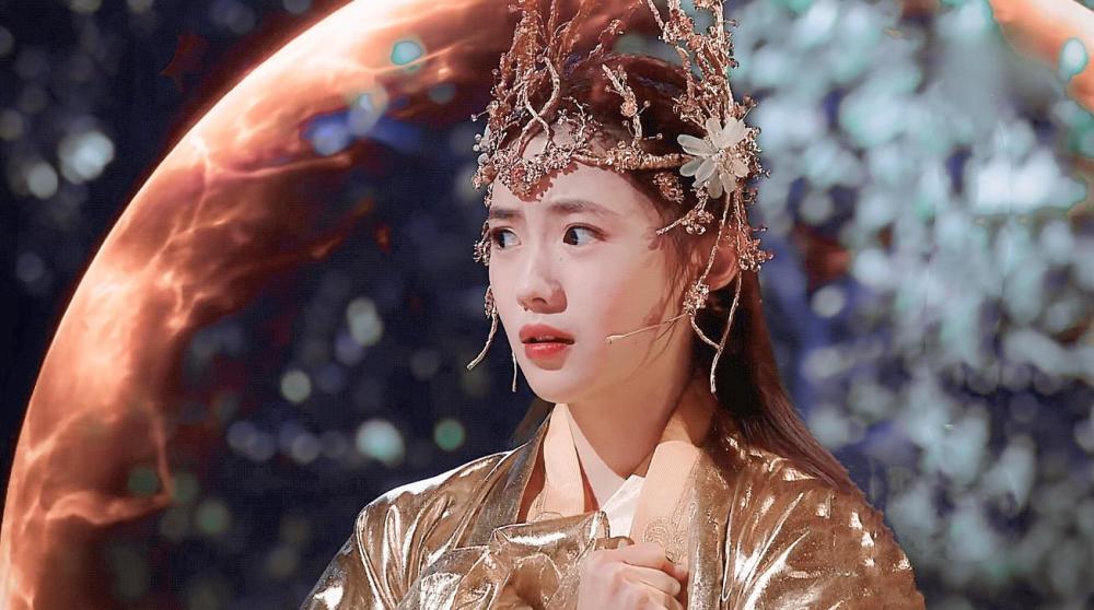 呼应拍摄的主题,刘浩存有"古装少女"和"少年郎"两种不同的造型