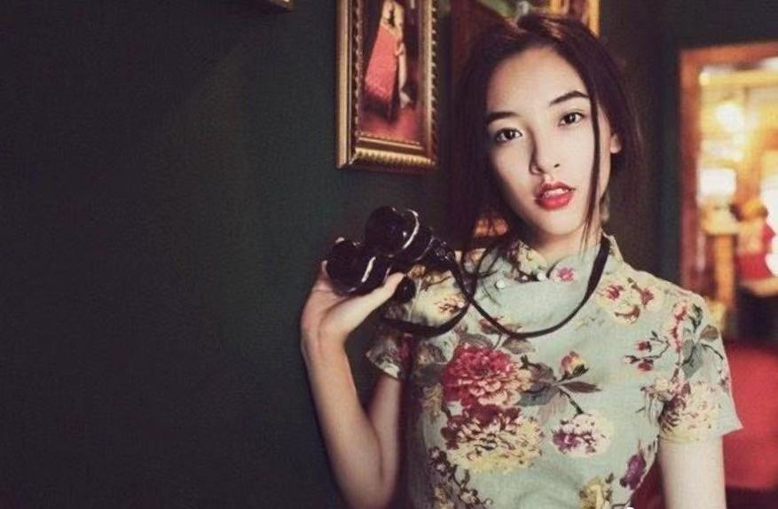 旗袍装火了景甜穿上人间富贵花看到吴倩多少有点俗了