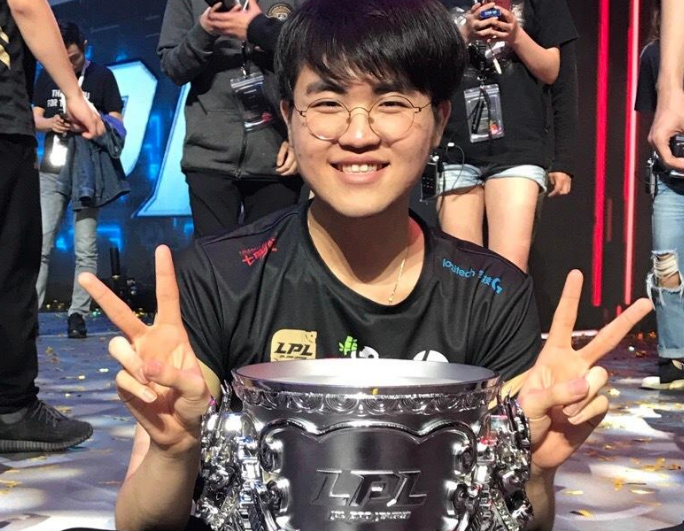 帮uzi反嘲讽回来?姿态解说rng比赛口嗨:jdg选手是猪