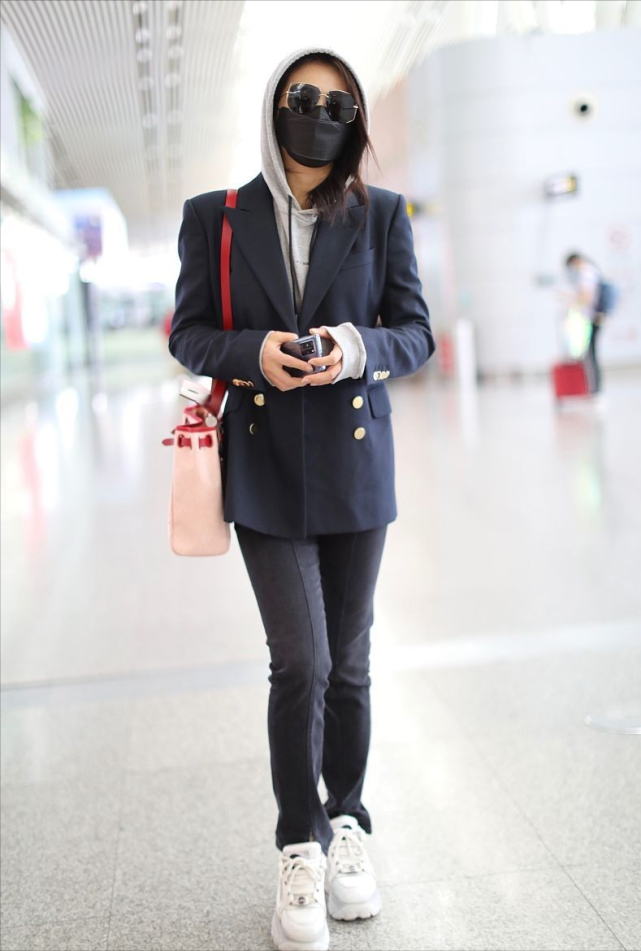 刘涛换个风格真挺年轻西装配卫衣好似学生比商务穿搭更有范儿